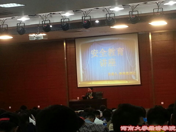 专心听报告的同学们
