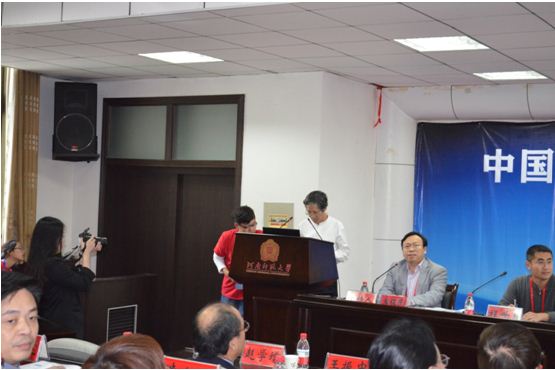 MK体育经济研究所所长李保民教授主持大会发言环节