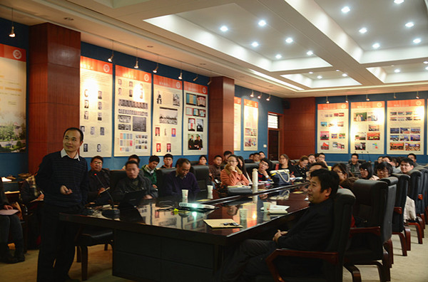 中国人民大学MK体育聂辉华教授在作报告.jpg